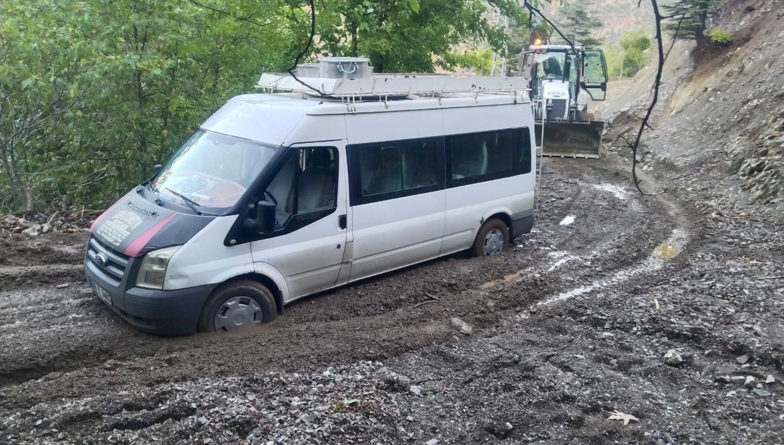 adanada siddetli yagis nedeniyle kapanan yollar acildi tNCBZKX2