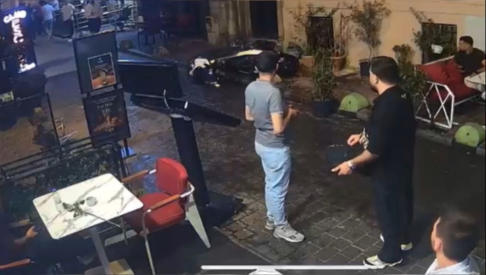 taksimde hareketli dakikalar once corba doktu sonra tekme atti prZdJsbT