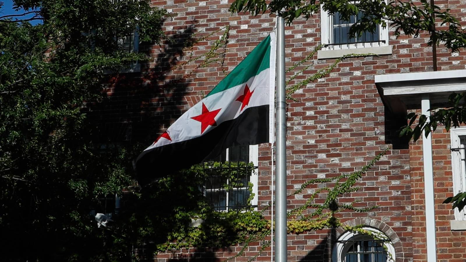 uc yildizli suriye bayragi washingtonda gondere cekildi suriyenin uluslararasi alandaki mesruiyetinin teyidi denildi MtI6ckdd