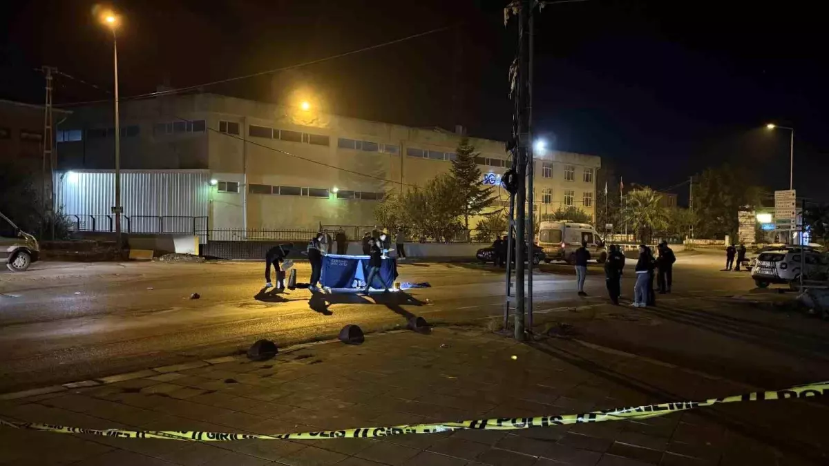 arnavutkoyde esrarengiz cinayet polis yelegi giymis sahsin kafasina sikip kactilar KHXQlwG8