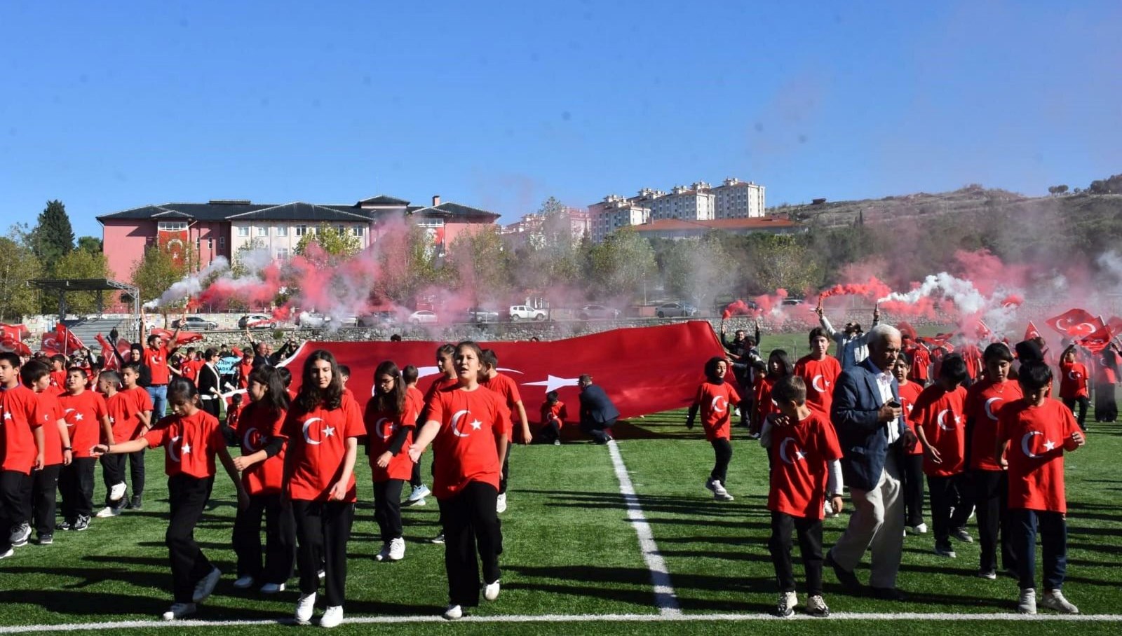 deprem bolgesinde cumhuriyet coskusu WarnEhDZ.jpg