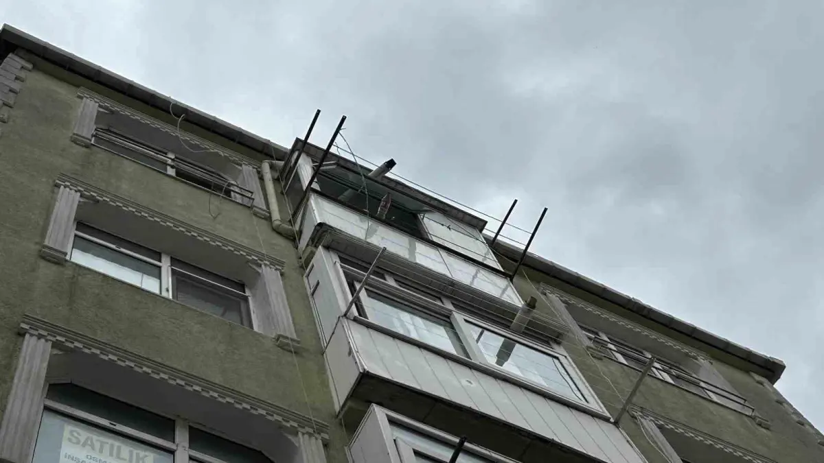 fatihte pencereden dusen kadin hayatini kaybetti eDGmG73q