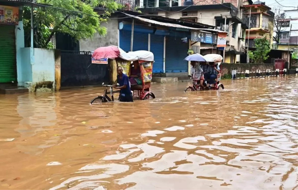 hindistanda sel ve heyelan 18 kisi hayatini kaybetti yMBnXWi5