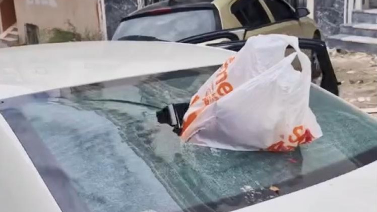 istanbulda apartmandan atilan cop dugun konvoyundaki aracin camini patlatti PUjt5pkM.jpg