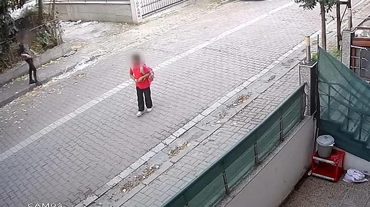 avcilarda soke eden anlar 10 yasindaki kizi takip edip yanina cagirdi annesi gelince kacti dibG3n4Y.jpg