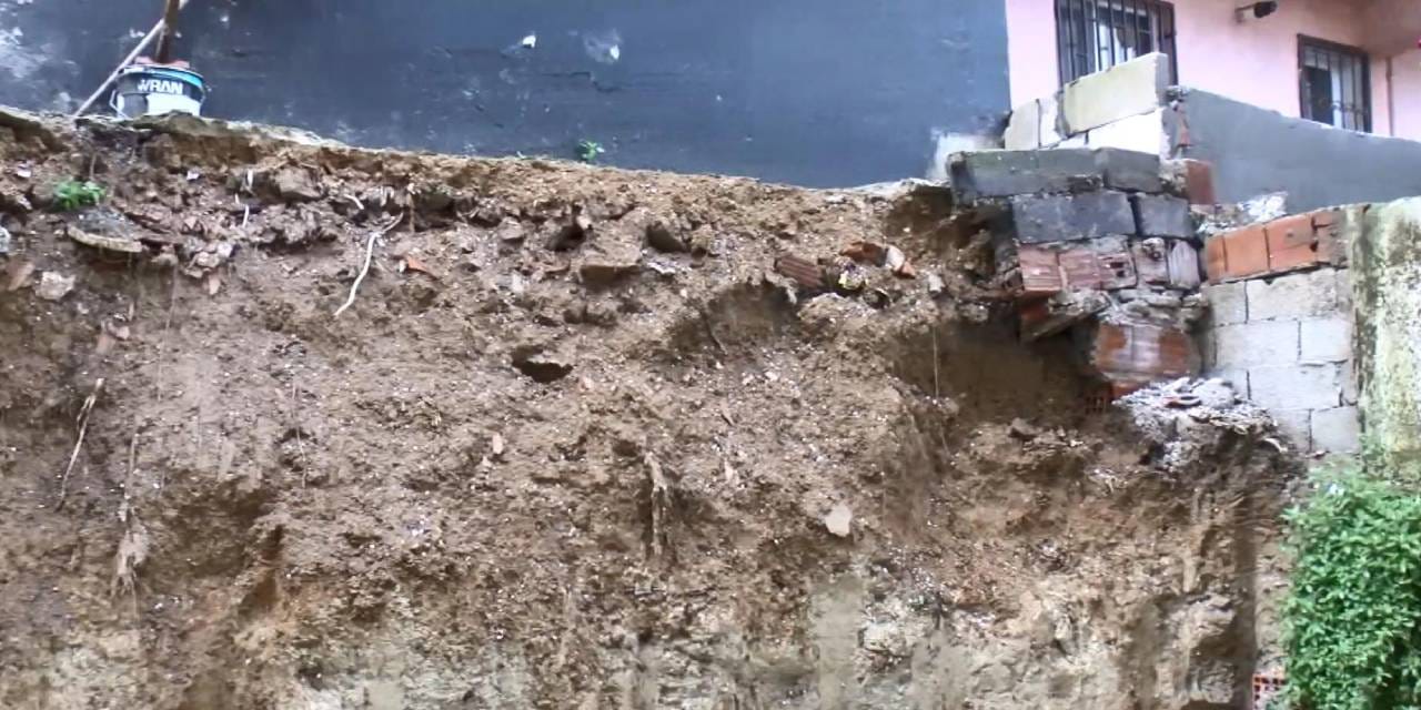 istinat duvari 4 katli binanin uzerine devrildi 2 bina tahliye edildi wQzdyVVv.jpg