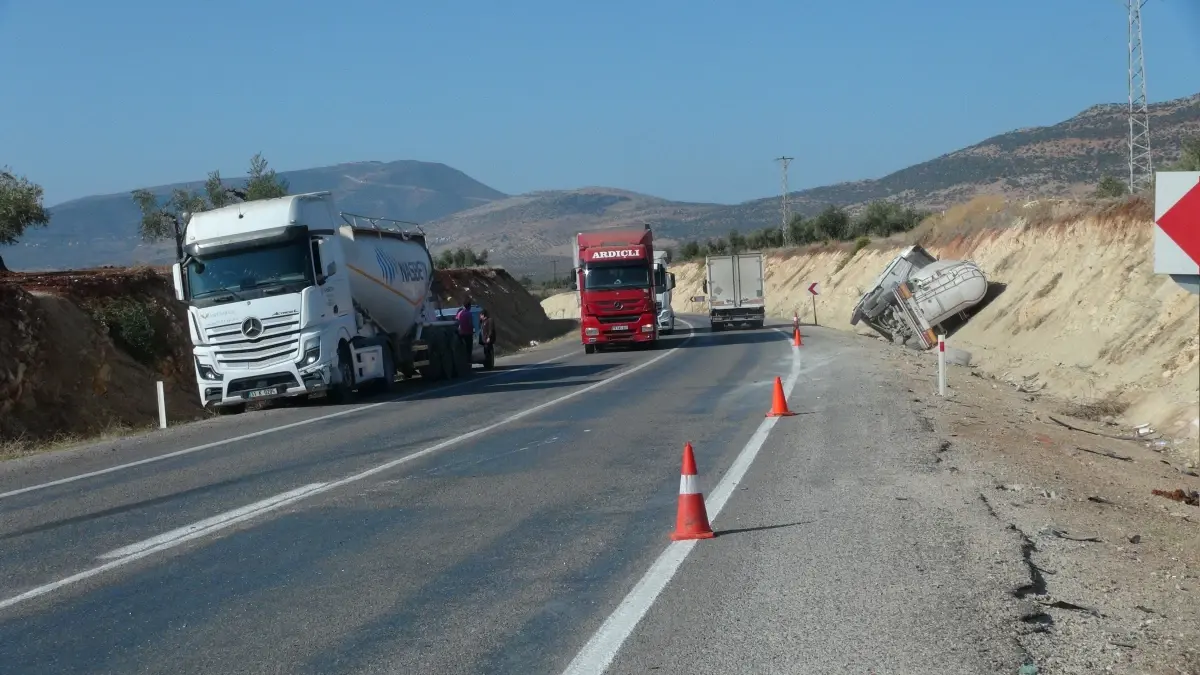 kiliste zincirleme kaza beton mikseri devrildi p9QSFgDS.jpg